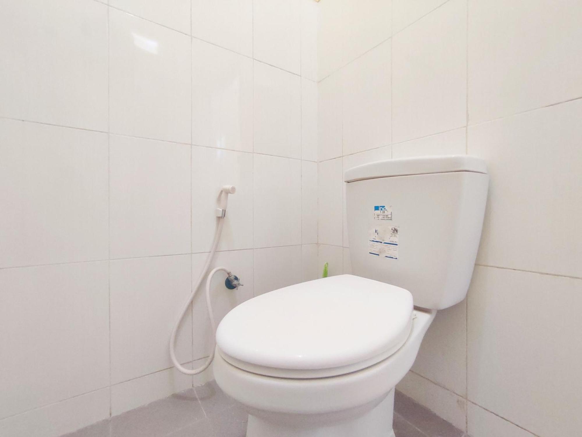 Hotel Reddoorz Near Exit Toll Banyumanik Semarang